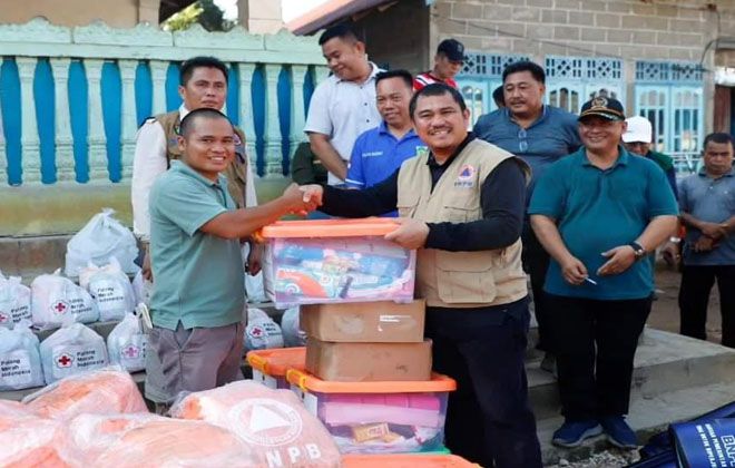 Bupati Bungo H. Mashuri menyerahkan berbagai jenis bantuan kepada korban banjir di sejumlah wilayah Kabupaten Bungo.