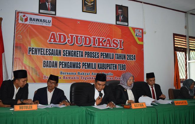 Anggota Bawaslu Tebo melakukan sidang adjudikasi penyelesaian proses sengketa Pemilu beberapa waktu lalu.