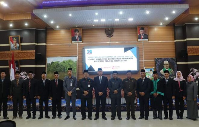 Usai pelantikan, Bupati Tanjabbar dan pejabat foto bersama.