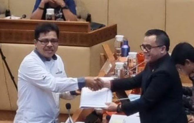 RAPAT : Anggota DPR RI dapil Jambi H. Handayani menyerahkan berkas tenaga honorer Provinsi Jambi langsung ke Menpan- RB untuk diangkat menjadi tenaga P3K tanpa tes diruang sidang Komisi 2 DPR RI.