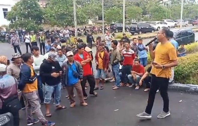 Aliansi Mahasiswa dan Masyarakat  Anti Korupsi Kabupaten Tebo, kemarin geruduk dua instansi di Kabupaten Tebo.