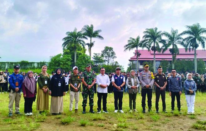 Pengawas TPS dan Panwascam hadir pada giat apel siaga pengawasan masa tenang Pemilu serentak tahun 2024 di lapangan eks kantor Bupati di Koto Renah, Minggu (11/2/2024). 