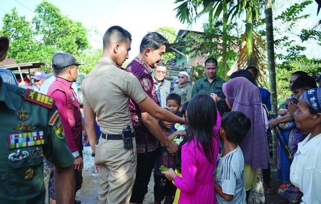 PJ Bupati Muaro Jambi bersama Baznas menyalurkan bantuan sembako kepada masyarakat yang terdampak bencana banjir.