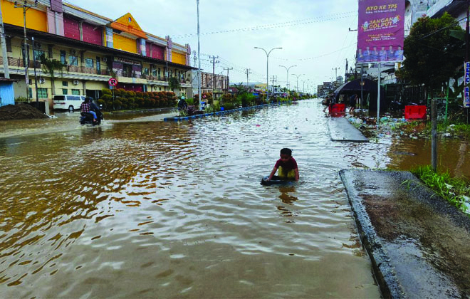 Banjir Rob mulai teriadi jalan lintas Kuala Tungkal-Jambi.