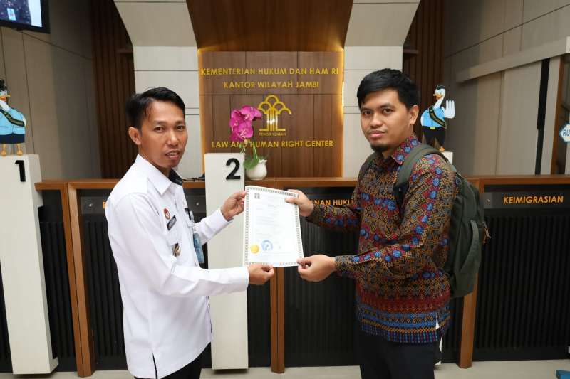 salah satu permohon yang melakukan percetakan Sertifikat Apostille di Kanwil Kemenkumham Jambi