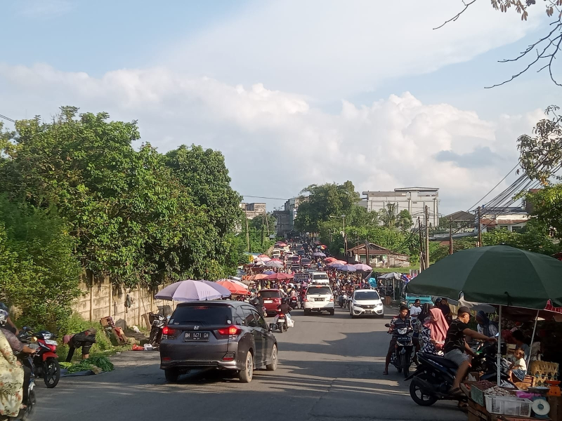 Terlihat terjadi kemacetan di jalan Sentot Ali Basa, Kelurahan Payo Selincah, menuju Jalan Orang Kayo Pingai, Kelurahan Talang Banjar.

