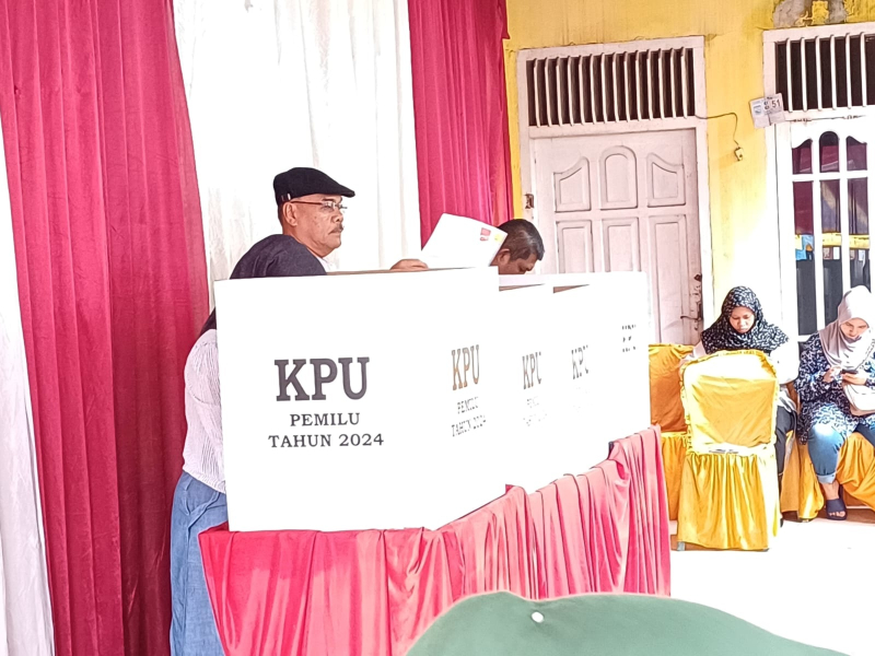 Komisioner KPU Provinsi Jambi, Suparmin melakukan monitoring pelaksanaan pemungutan suara pada 14 Febaruari 2024 kemarin.  
