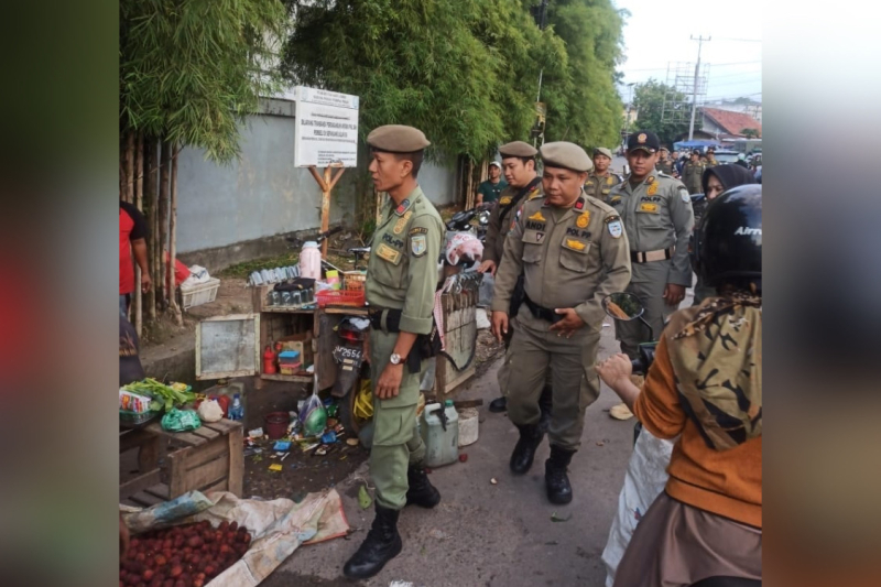 Satpol PP Kota Jambi melakukan penertiban PKL di sepanjang Jalan Orang Kayo Pingai, Pasar Baru, kota Jambi, Selasa (20/2/2024).
