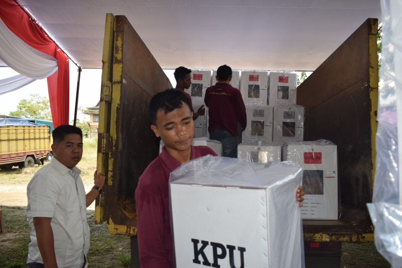 Petugas penyelenggara Pemilu memindahkan kotak suara sebelum di distribusikan ke tingkat Desa pada pelaskanaan Pemilu 2024.