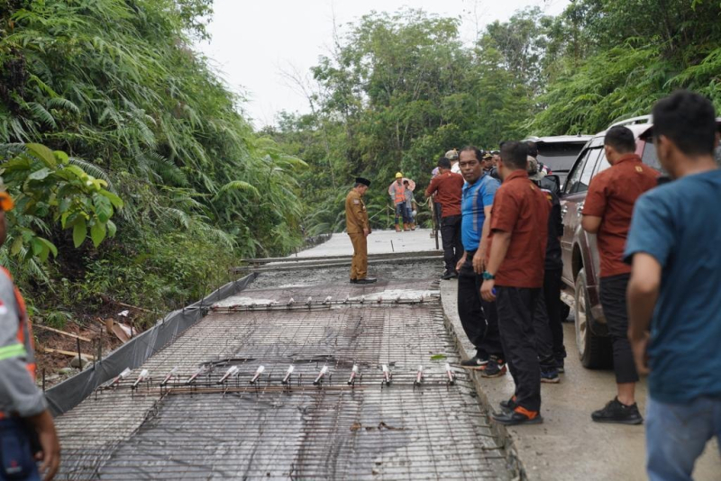 Gubernur Jambi Al Haris ketika meninjau pembangunan jalan Batang Asai.
