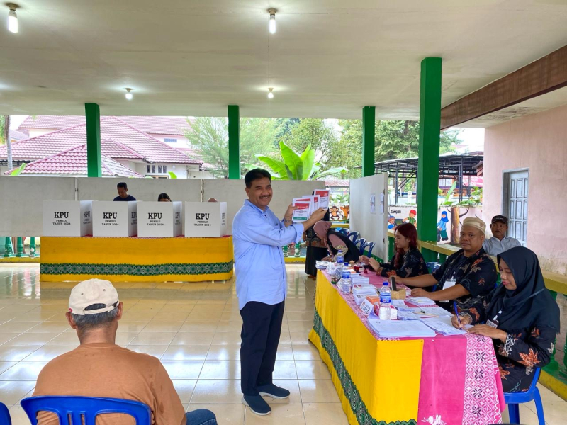 Ketua DPD Partai Gerindra Provinsi Jambi Dr. Ir. H. A.R. Sutan Adil Hendra, MM ketika menyalurkan hak pilihnya pada Pemilu 2024.