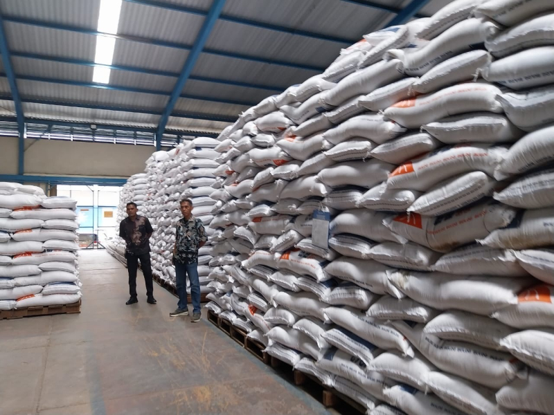 Menko Pereonomian Airlangga Hartarto meninjau gudang bulog Jambi beberapa waktu lalu. Didampingi Gubernur Al Haris dan Kepala Perum Bulog Jambi.