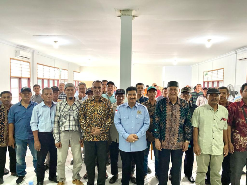 ACARA : Anggota Komisi IX DPR RI Dr. Ir. H. A.R. Sutan Adil Hendra, MM bersama para tokoh masyarakat pada sebuah acara yang digelar beberapa waktu lalu. 