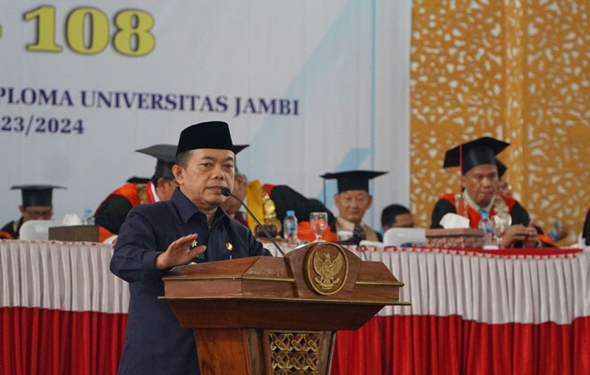 Gubernur Jambi Dr.H. Al Haris, S.Sos, MH saat Menghadiri Wisuda Unja ke- 108