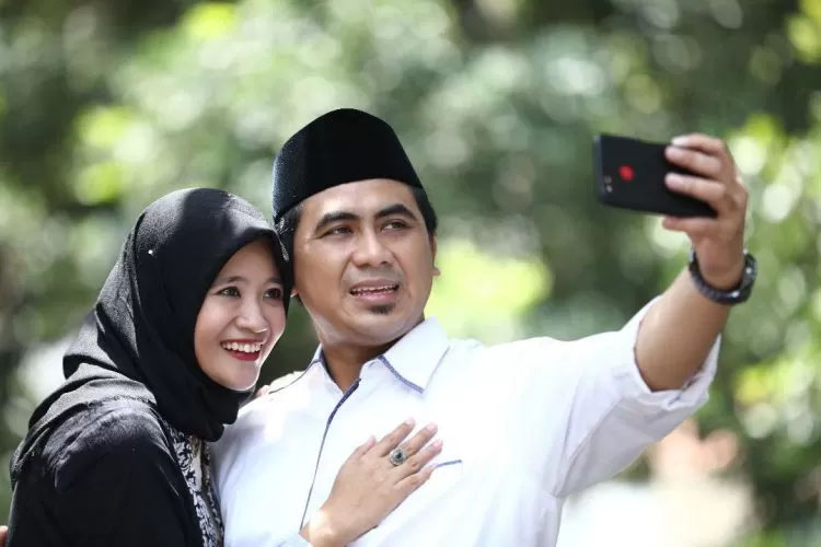 Taj Yasin Maimoen bersama istrinya. Taj Yasin satu-satunya calon anggota DPD peraih suara terbesar tembus 2,7 juta pemilih.