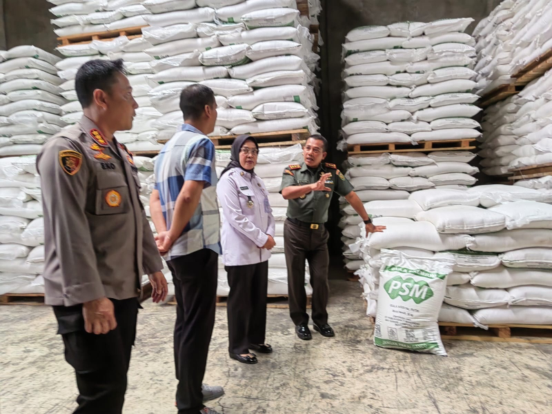 Pj Walikota Jambi melakukan peninjauan bahan pangan di gudang Bulog kawasan Pasir Putih, Kecamatan Jambi Selatan, Rabu (28/2/2024).
