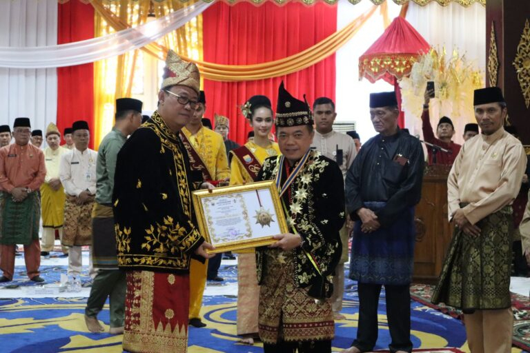 LAM Jambi Anugrahkan Gelar Kehormatan Adat pada Ahmadi Noor Supit anggota BPK RI

