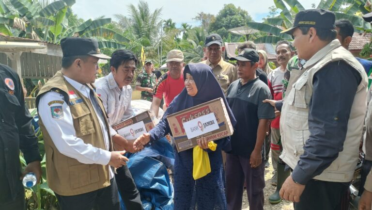 Antar Bantuan Korban Banjir di Mandiangin, Gubernur Al Haris Ingatkan Warga Tetap Waspada

