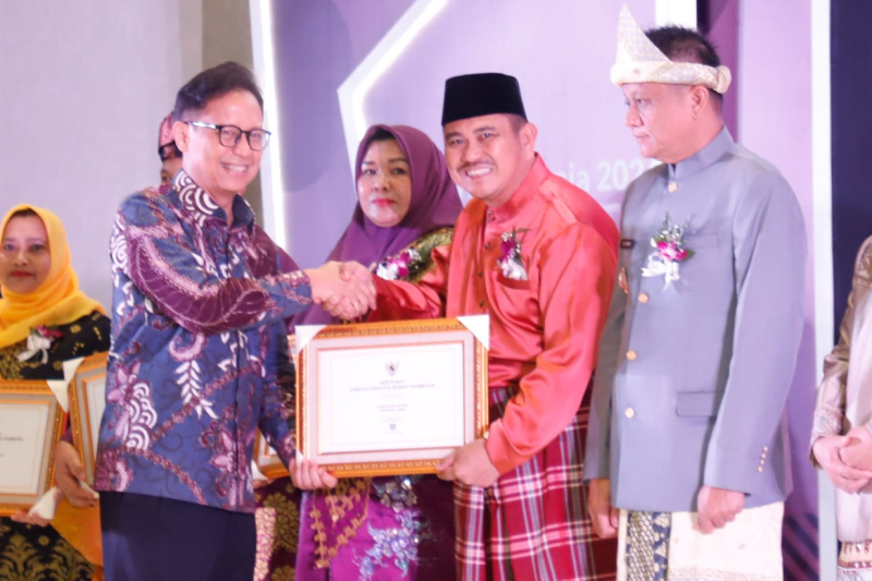 Bupati Bungo H. Mashuri menerima piagam penghargaan Frambusia dari Kemenkes RI

