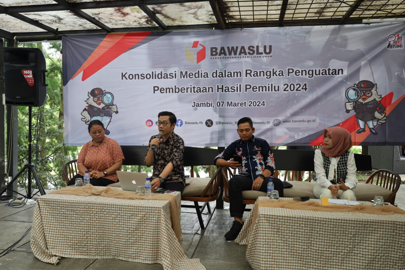 Para narasumber ketika memberikan materi dalam acara kegiatan konsolidasi media dalam rangka penguatan pemberitaan hasil Pemilu 2024.