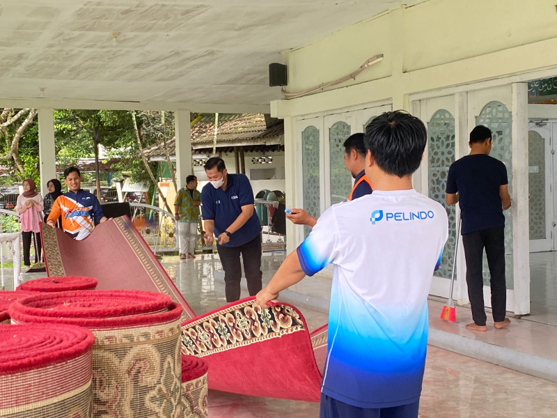 Sambut Ibadah Ramadan, Pekerja Pelindo Jambi Bersihkan Masjid At-Taqwa Talang Duku
