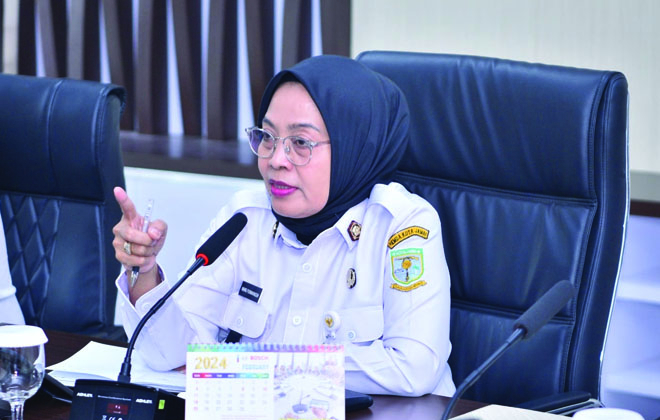 Penjabat Walikota Jambi bersama Sekda Kota Jambi mengikuti rapat koordinasi pengendalian inflasi daerah.