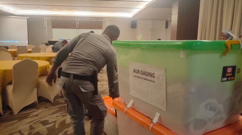 REKAPITULASI : Petugas dari Komisi Pemilihan Umum (KPU) Provinsi Jambi membawa box C hasil dari Desa Aur Gading Kecamatan Sarolangun saat pleno rekapitulasi suara tingkat Provinsi di Swiss-Belhotel.