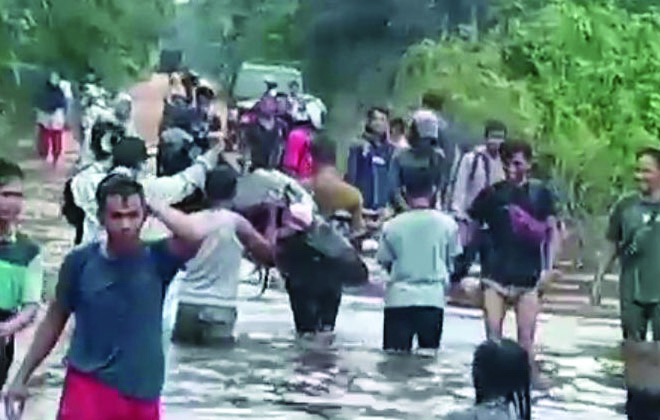  Imbas dari banjir, akses jalan keluar dari Desa Tantan Kecamatan Sekernan terputus akibat banjir.