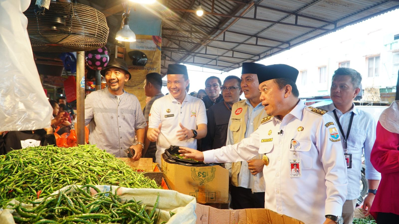 SIDAK: Gubernur Jambi sidak pasar beberapa hari lalu. Untuk bantu stabilkan harga di pasaran, cabai lokal mulai masuk pasar.  