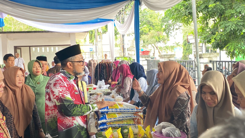 Sekda Provinsi Jambi Sudirman meninjau stand UMKM di Bazar TP PKK. 