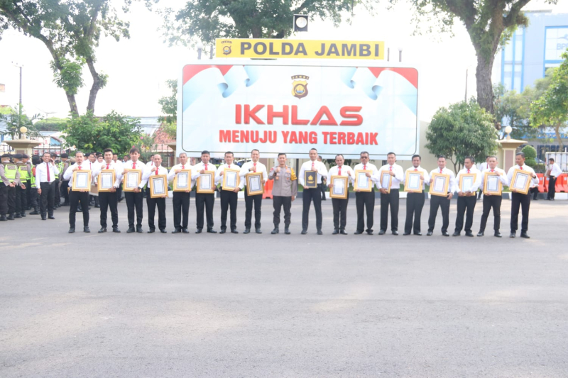 Kapolda Jambi Beri Penghargaan Kepada Personel Polda Jambi 

