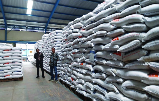  Stok beras di gudang bulog Jambi. Beras merupakan komoditas penyumbang inflasi di Jambi.