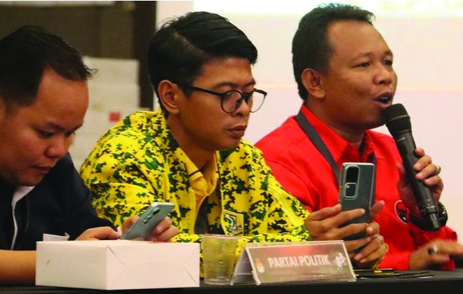 Saksi PDI Perjuangan ketika menyampaaikan keberatannya pada rapat pleno rekapitulasi perolehan suara pemilu tingkat Provinsi Jambi di Swiss-belhotel beberapa waktu lalu.