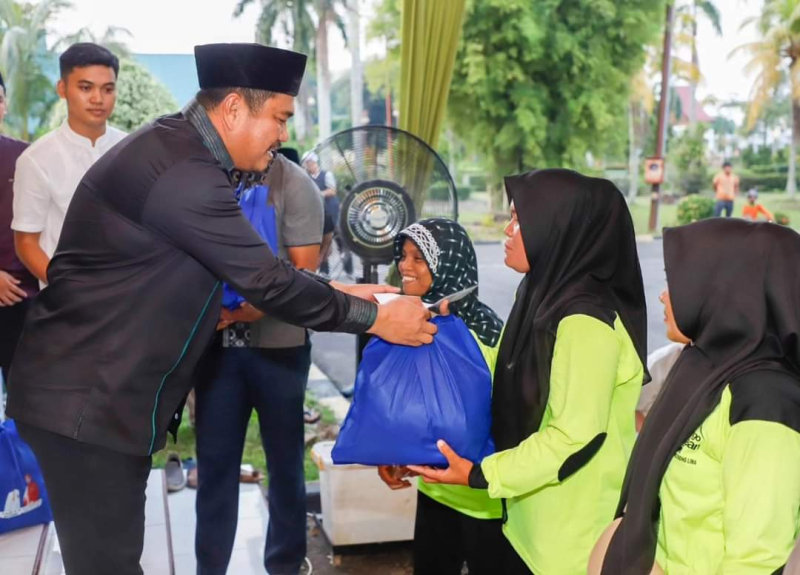 Bupati Bungo H. Mashuri menyerahkan santunan dan bonus kepada petugas kebersihan