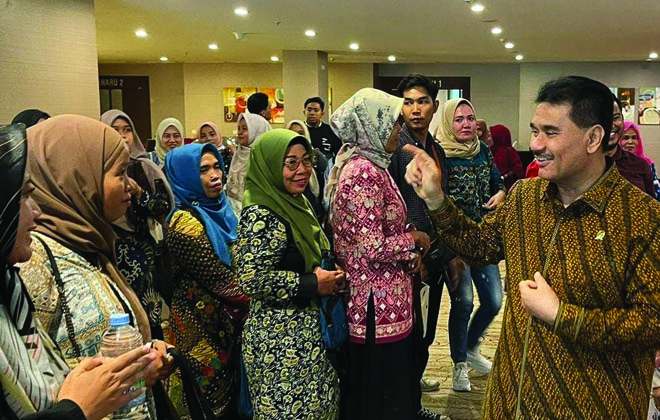 Anggota Komisi IX DPR RI, Dr. Ir. H. A.R. Sutan Adil Hendra, MM ketika menghadiri sebuah acara di Kota Jambi beberapa waktu lalu.