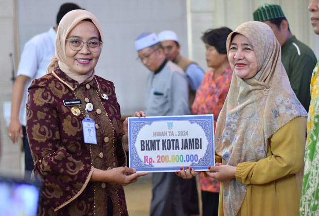 Penjabat Walikota Jambi Sri Purwaningsih menyerahkan secara simbolis Insentif Petugas Syara.