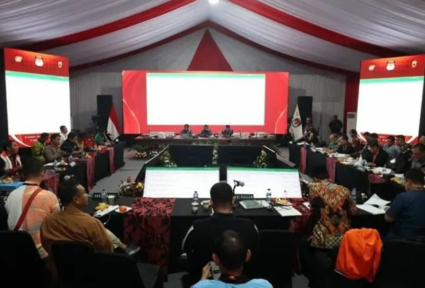 Komisioner KPU Provinsi Jambi ketika menyampaikan hasil rekapitulasi hasil Pemilu di KPU RI beberapa waktu lalu.  