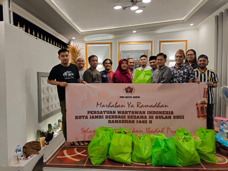 Tak Hanya Buka Puasa Bersama, Ketua PWI Kota Jambi Bagikan Sembako ke Pengurus dan Anggota
