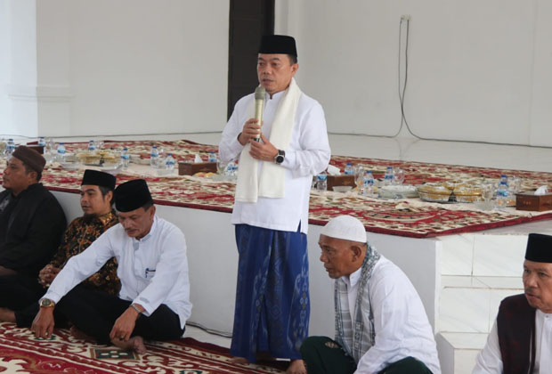 Gubernur Jambi Al Haris Saat Menyampaikan Sambutan. Pada Acara Buka Bersama Ormas dan LSM di Pendopo Rumah Dinas Gubernur Jambi.