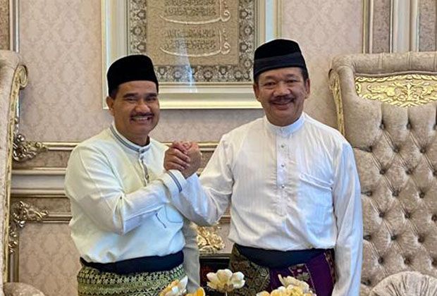 Anggota DPR RI Dr. Ir. H. A.R. Sutan Adil Hendra, MM ketika berada dikediamannya di kawasan Telanaipura, Kota Jambi.