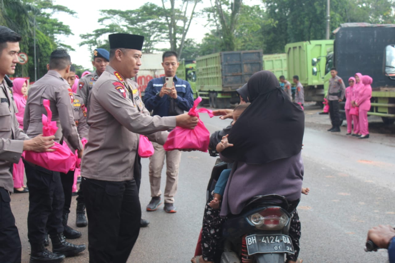 Dansat Brimob Polda Jambi Bagi-Bagi Takjil Dengan Masyarakat 