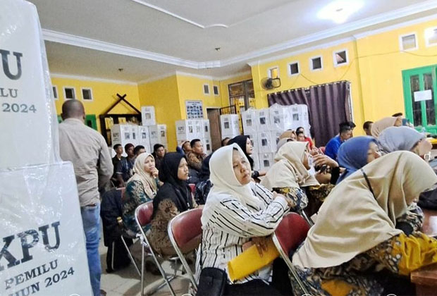 Penitia Pemilihan Kecamtan (PPK) tengah melakukan pleno rekapitulasi suara pemilu dengan dihadiri para saksi partai dan pengawas Pemilu.