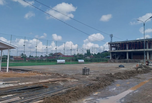 Lokasi yang seharusnya dibangun Hotel di JBC, saat ini hanya dibangun lapangan sepak bola mini. (Inzert) maket pembangunan JBC.