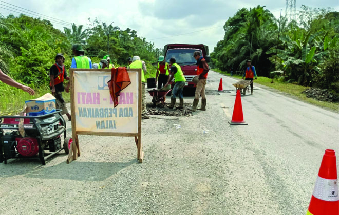 Petugas melakukan perbaikan jalan yang dilalui pemudik. Jalan yang diperbaiki ini merupakan jalan kewenangan pusat.