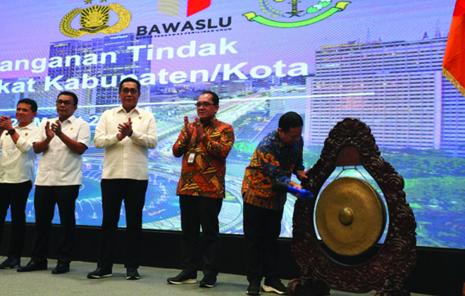 Palapor dan terpalor menunjukan bukti dalam sidang dugaan pelanggaran administratif Pemilu tahun 2024 kepada majlis.