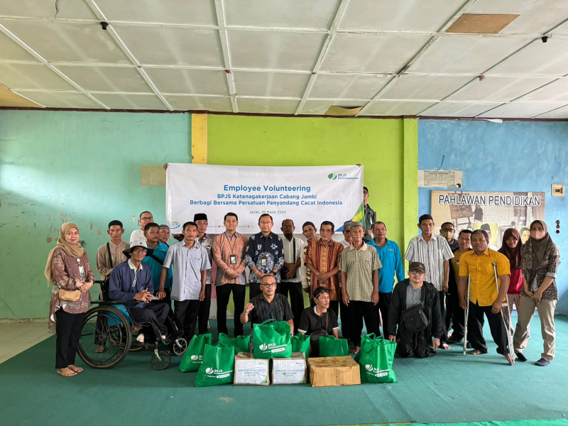 BPJS Ketenagakerjaan Bagikan Peket Sembako untuk Penyandang Cacat