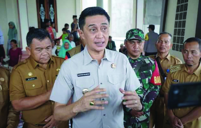 Pejabat Bupati Muaro Jambi, Bachyuni Deliansyah SH. MH, saat memberikan sambutan pada penyerahan bantuan kepada korban terdampak bencana alam.