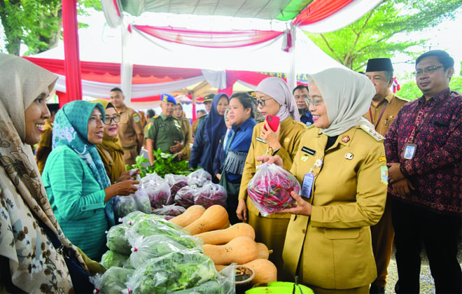 Pj Walikota Jambi meninjau Gerakan pangan murah yang dilakukan Pemkot Jambi.