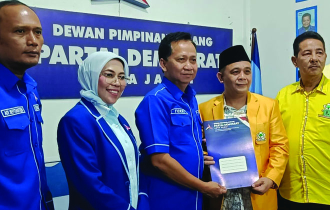 Bakal calon walikota Jambi, Budi Setiawan menyerahkan berkas pendaftaran kepada partai Demokrat untuk maju di Pilwako Jambi. 