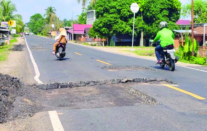 Lubang bekas pelaksanaan pembangunan jalan tambal sulam ruas jalan nasional Tebo-Jambi yang  tak kunjung selesai, dikeluhkan warga.